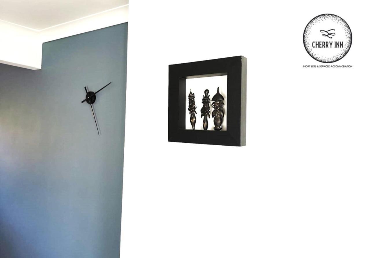 Large 3 Bedroom House With Parking & Garden By Cherry Short Let's & Services Accomodation Apartamento