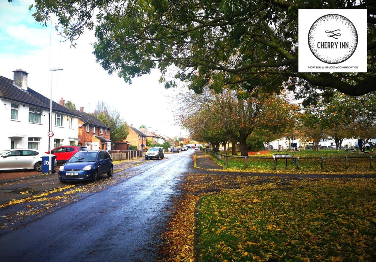 Large 3 Bedroom House With Parking & Garden By Cherry Short Let's & Services Accomodation Apartamento