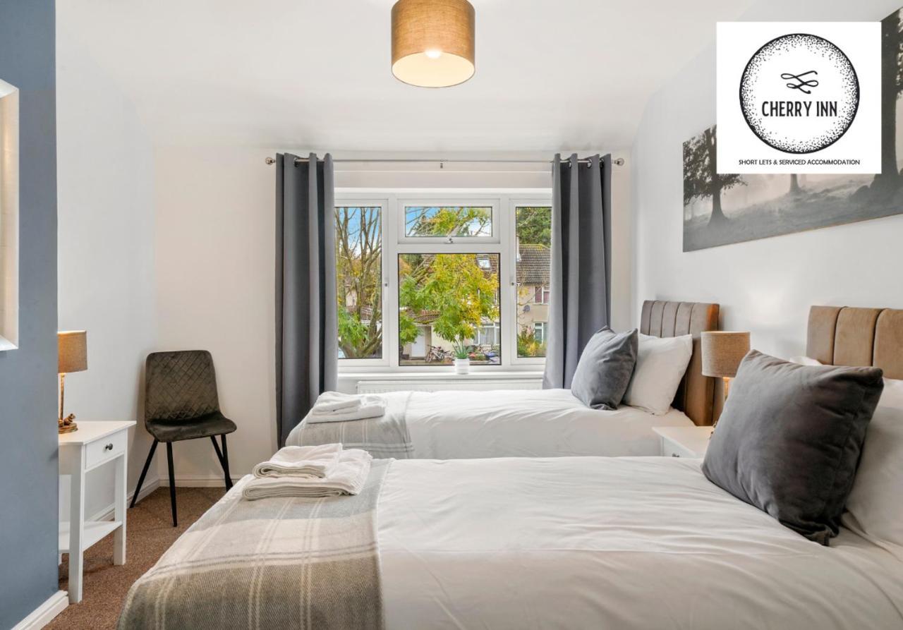 Large 3 Bedroom House With Parking & Garden By Cherry Short Let's & Services Accomodation Apartamento *